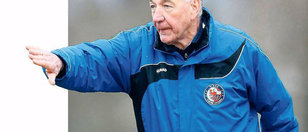 Bernd Schröder, 72, führt seit 44 Jahren als Trainer und zwischenzeitlich auch als Manager das Regiment beim 1. FFCTurbine Potsdam. Den Verein führte er zu je sechs Meistertiteln in der DDR sowie nach der Wende in der Bundesliga. Unter seiner Leitung gewann Turbine zudem die Champions League 2010 und den Uefa-Cup 2005.
