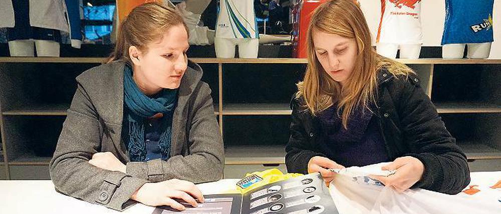 Auserwählt. Die Nulldrei-Spielerinnen Lisa Häfker (l.) und Jessica Bunzel suchen nach dem besten Material für die künftigen Spieltrikots ihrer Mannschaft.