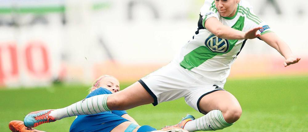Es geht nicht nur um den Ball. Das Duell zwischen Lena Goessling (r.) vom VfL Wolfsburg und Potsdams Johanna Elsig steht auch symbolisch für den Kampf um die Spitzenposition im deutschen Frauenfußball.