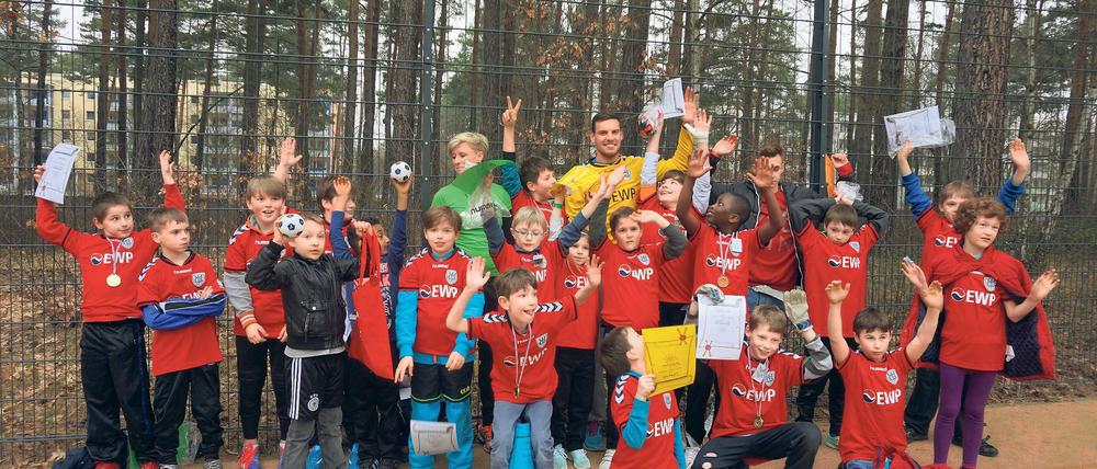 Fußball ist ihre Leidenschaft. Die Schüler der Fröbelschule und ihr AG-Leiter Marvin Gladrow (gelbes Trikot) bejubeln gemeinsam ihr eigenes Turnier.