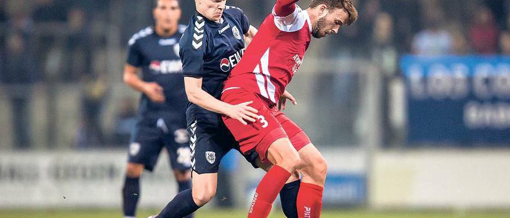 Das ist die Zukunft. Stürmer-Talent Lauritz Schulze-Buschhoff (l.) gab im Spiel gegen Viktoria Berlin und im Zweikampf gegen Julian Austermann sein Regionalliga-Debüt.