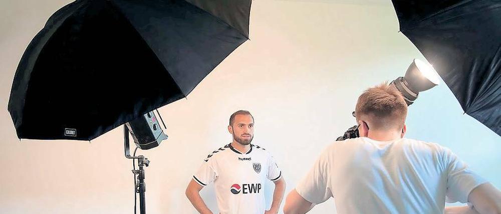 Bilal Cubukcu, hier beim Fotoshooting vor wenigen Tagen, bereitet sich mit dem SV Babelsberg 03 auf die neue Saison vor.