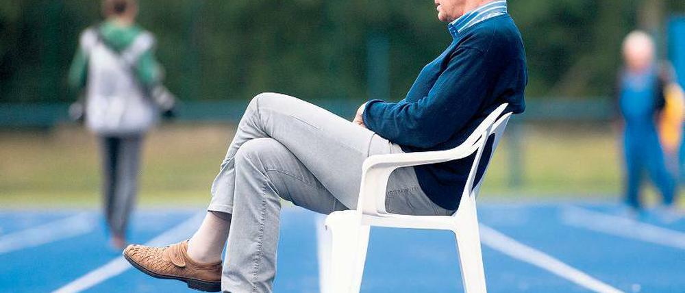 Für seine letzte Saison will es sich Bernd Schröder auf dem Trainerstuhl beim 1. FFC Turbine Potsdam einrichten – allerdings alles andere als bequem.