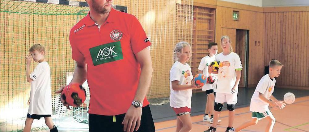 Prominenter Besuch in der Penne. Dagur Sigurdsson, Bundestrainer und Ex-Coach der Füchse Berlin, stand mit Stahnsdorfer Schülern auf dem Handballfeld und gab ihnen Tipps.