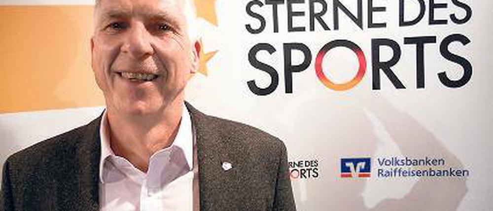 Strahlt wie ein Stern. Peter Schäperkötter, Leiter vom Jugendclub des SC Potsdam, freut sich über die Auszeichnung beim Wettbewerb „Sterne des Sports“.