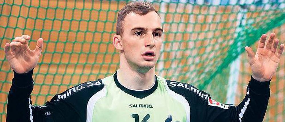 Verrückt nach schnellen Bällen. Paul Twarz, Torwart-Talent beim VfL Potsdam, bestätigt, dass Handball-Keeper durchaus etwas speziell sind.