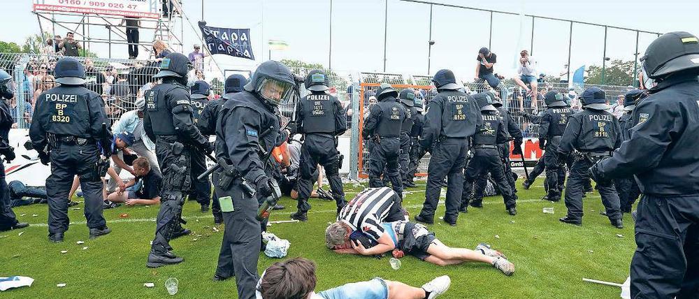 Szenen, die keiner will. Nach Auseinandersetzungen zwischen Polizei und Anhängern des SV Babelsberg 03 beim Landespokalfinale in Luckenwalde ist die Frage noch immer offen, ob der harte Einsatz der Beamten notwendig war.