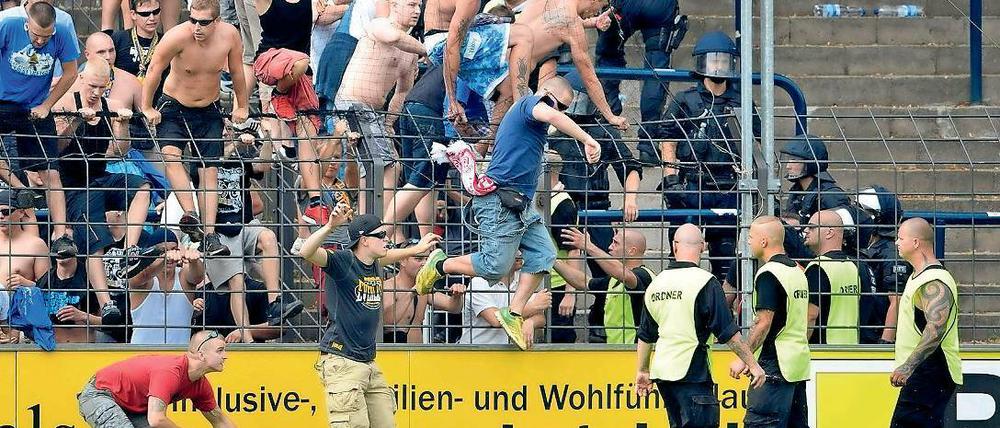 Vor drei Jahren. Lok-Fans stürmen den Platz in Babelsberg.
