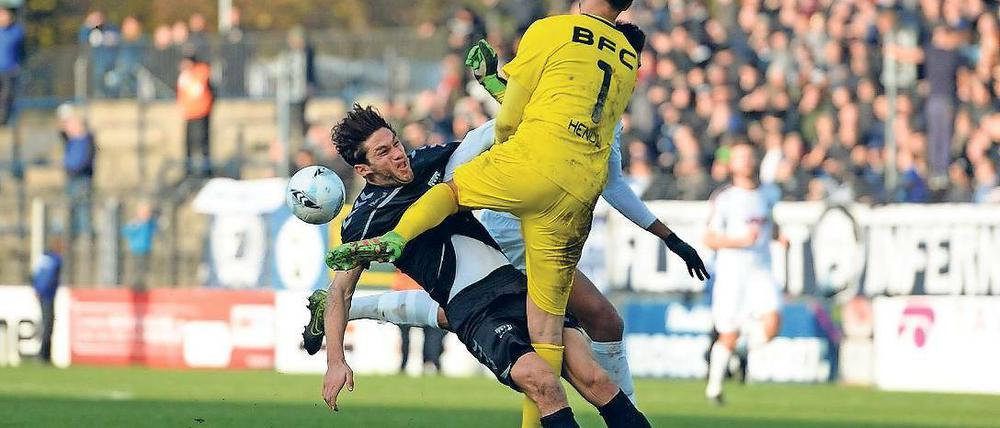 Aus dem Weg geräumt. BFC-Keeper Bernhard Hendl kannte kein Pardon gegen SVB-Stürmer Andis Shala, der nach diesem Foul mit gebrochener Rippe vom Platz musste. Der Dynamo-Schlussmann durfte weitermachen, sein Einsatz wurde mit Gelb bestraft.