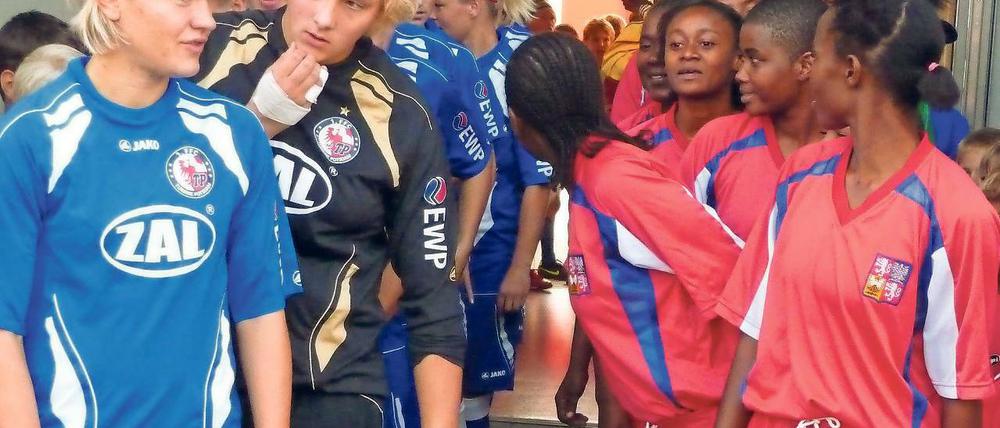 Es hat sich einiges verändert. Nachdem 2009 eine Mannschaft aus Sansibar in Ludwigsfelde gegen Turbine spielte, wandelte sich der Umgang mit Frauen auf der ostafrikanischen Insel. Die Fußballerinnen wurden zu Botschafterinnen für Chancengleichheit. Kapitänin des Potsdamer Teams war damals Jennifer Zietz (l.), heute ist sie Co-Trainerin von Turbine.