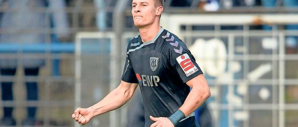 Matthias Steinborn spielt seine zweite Saison beim SV Babelsberg 03. Er wechselte nach dem Drittliga- Aufstieg des 1. FC Magdeburg in der vorletzten Saison von der Elbe an die Havel. Der gebürtige Berliner spielte in seiner Jugend bis zum Sommer 2013 beim BFC Dynamo. In der vergangenen Saison traf der der 27-Jährige zwölf Mal in der Regionalliga und bildete mit Andis Shala das erfolgreichste Torjägerduo der Nordoststaffel.