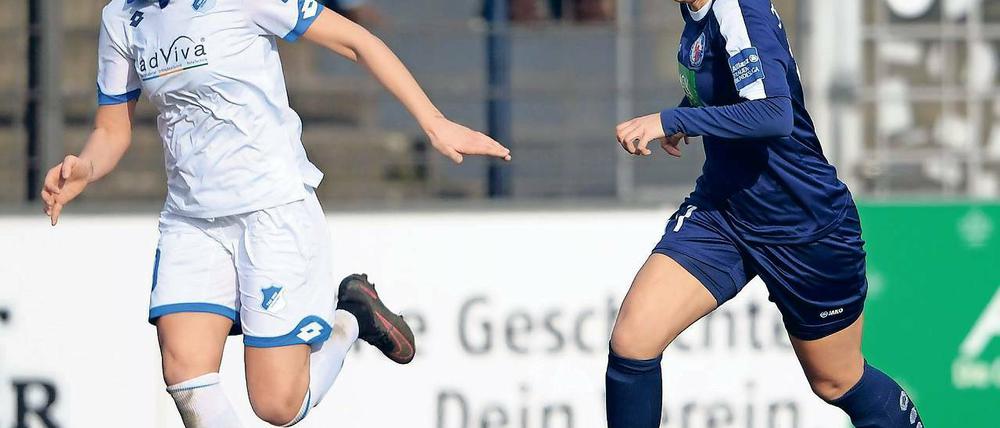 Zurück auf dem Platz. Jennifer Cramer (r.) gab gestern gegen Hoffenheim ihr Comeback. Fast 15 Monate lag der bis dato letzte Erstligaeinsatz der Turbine-Kickerin zurück – sie hatte sich mit anhaltenden Sprunggelenksproblemen herumgeplagt.