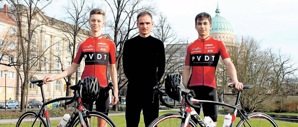 Er kurbelt etwas an. Der ehemalige Radsportprofi Paul Voß (Mitte) hat sein „Paul Voss Development Team“ für Junioren in Potsdam angesiedelt. Seine Talente Pepe Voß (r.) und Jost Zankel fahren demnächst in der Junioren-Bundesliga.