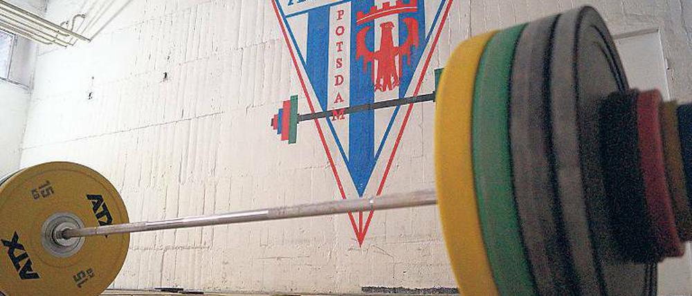 Alles muss raus. Sportgeräte im Gewicht von mehreren Tonnen wurden aus dem Keller des Brauhausberg-Bades geschleppt. Dort hatten Potsdams Gewichtheber seit Hallen-Eröffnung 1971 ihr Zuhause.