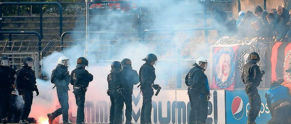 Da ist zu bestrafen. Rauchschwaden und Chaoten auf dem Platz während des Spiels gegen Cottbus. Das Urteil gegen die Verstöße lehnt der SV Babelsberg ab.