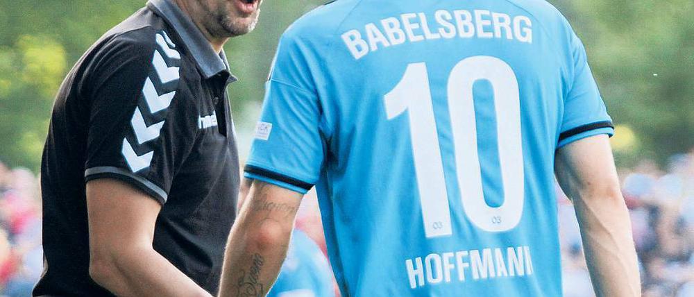 Analyse am Spielfeldrand. Trainer Alemedin Civa gibt Flügelflitzer Manuel Hoffmann Anweisungen. In sieben Wochen Training und sieben Testspielen hat Civa die neuformierte Regionalligamannschaft des SV Babelsberg 03 auf die neue Saison vorbereitet.