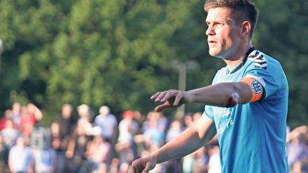 Er soll zeigen, wo es langgeht. Philip Saalbach führt als Kapitän den SV Babelsberg 03 in die neue Regionalliga-Saison. Der 28 Jahre alte Defensivspieler verlängerte nach zwei Jahren am Babelsberger Park um zwei weitere Spielzeiten und zählt zu den erfahrenen Akteuren innerhalb der jungen Mannschaft im Kiez.
