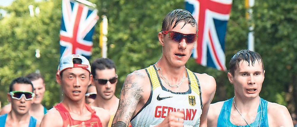 An der Spitze der Welt. Christopher Linke vom SC Potsdam hat im 20-Kilometer-Rennen bei der Weltmeisterschaft in London lange den Taktstock geschwungen. Den Klang der Medaillen verpasste er mit Platz fünf knapp.