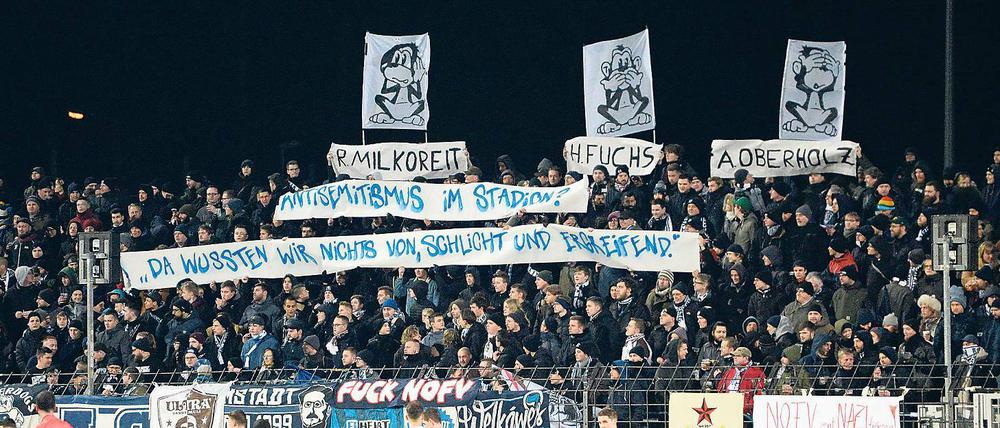 Nichts gehört, nichts gesehen, nichts gesagt. Mit Plakaten protestierten SVB-Fans gegen den Umgang der NOFV-Bosse mit rechtsradikalen Umtrieben im Stadion.