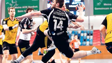 Hat sich mit Freude reingehauen. Spielmacher Matti Spengler gewann am gestrigen Sonntag mit dem VfL Potsdam in der dritten Handballliga verdient gegen die TSV Altenholz. Am Ende nennt er einen seiner Mitspieler herausragend.