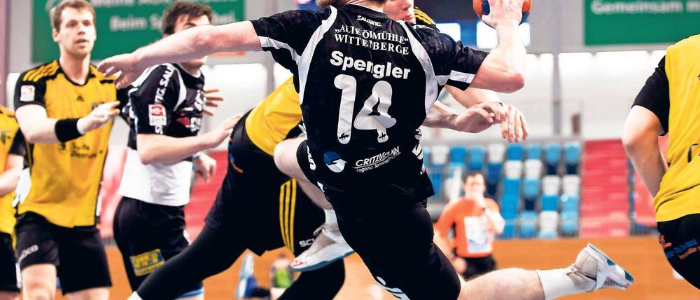 Hat sich mit Freude reingehauen. Spielmacher Matti Spengler gewann am gestrigen Sonntag mit dem VfL Potsdam in der dritten Handballliga verdient gegen die TSV Altenholz. Am Ende nennt er einen seiner Mitspieler herausragend.