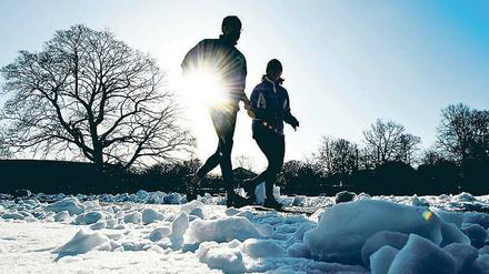 Anstrengend und gesund: Mehr Arbeit für Herz und Muskeln ist das Laufen bei frostigen Temperaturen.