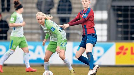 Immer auf der Hut musste Turbine-Abwehrspielerin Johanna Elsig (r.) vor der VfL-Angreiferein Pernille Harder sein.