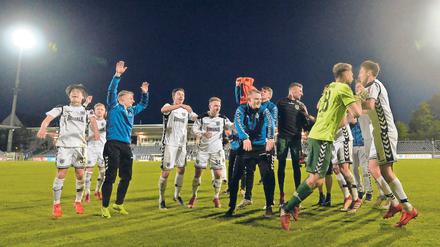 Sie tanzten in die Nacht. Nach furiosem Spiel gegen Lok Leipzig feierten die Spieler des SV Babelsberg 03 ihren 4:2-Sieg vor der Nordkurve der Nulldrei-Fans.