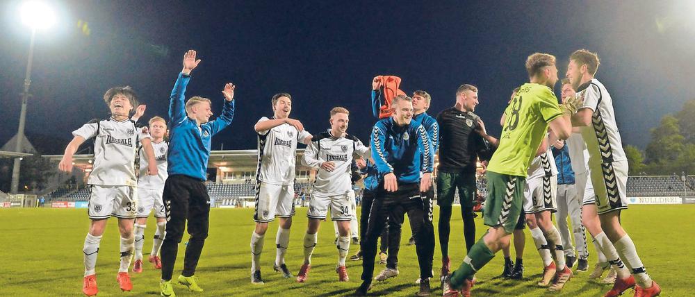 Sie tanzten in die Nacht. Nach furiosem Spiel gegen Lok Leipzig feierten die Spieler des SV Babelsberg 03 ihren 4:2-Sieg vor der Nordkurve der Nulldrei-Fans.