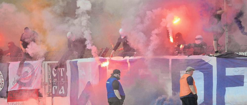 Wiederholungstäter. Regelmäßig fallen Fans des SV Babelsberg 03, so wie hier beim Landespokalfinale am Montag, negativ durch das verbotene Abbrennen von Feuerwerkskörpern auf. Die Strafsumme steigt, das Ansehen schwindet.