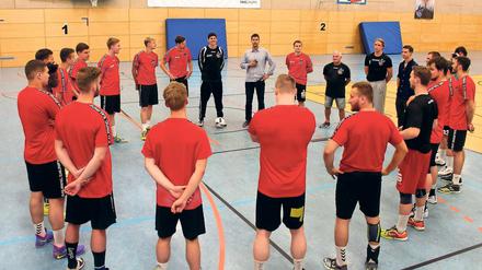 Es soll eine runde Sache werden, die neue Saison beim Handballdrittligisten VfL Potsdam. Chefcoach Daniel Deutsch bat seine Spieler zum Trainingsauftakt.
