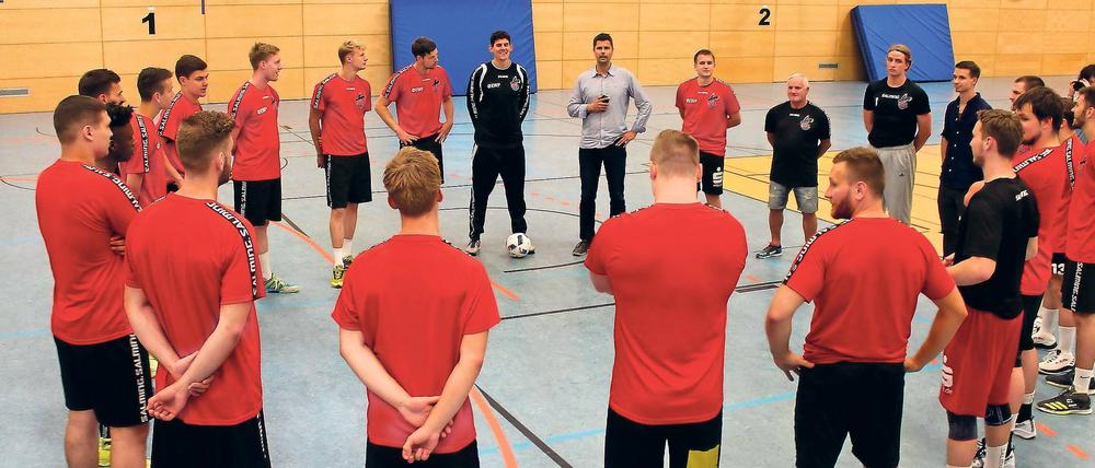 Es soll eine runde Sache werden, die neue Saison beim Handballdrittligisten VfL Potsdam. Chefcoach Daniel Deutsch bat seine Spieler zum Trainingsauftakt.