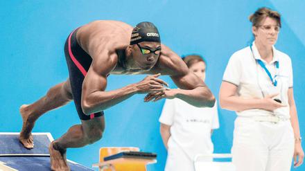 Da ist einer auf dem Sprung. Melvin Imoudu gewann bei den Deutschen Meisterschaften über 50 und 100 Meter Brust. Der 19-Jährige ist die neue Potsdamer Olympia-Hoffnung für Tokio in zwei Jahren.