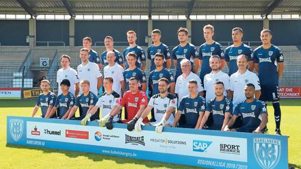 Angetreten zur neuen Saison. In der schnelllebigen Fußballwelt ist das kürzlich gemachte Mannschaftsfoto des SV Babelsberg 03 nicht mehr aktuell, denn die jüngst verpflichteten Spieler fehlen noch. Ein neues Fotoshooting steht schon auf dem Plan.