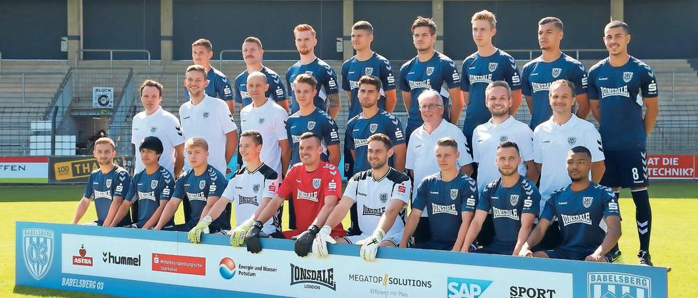 Angetreten zur neuen Saison. In der schnelllebigen Fußballwelt ist das kürzlich gemachte Mannschaftsfoto des SV Babelsberg 03 nicht mehr aktuell, denn die jüngst verpflichteten Spieler fehlen noch. Ein neues Fotoshooting steht schon auf dem Plan.