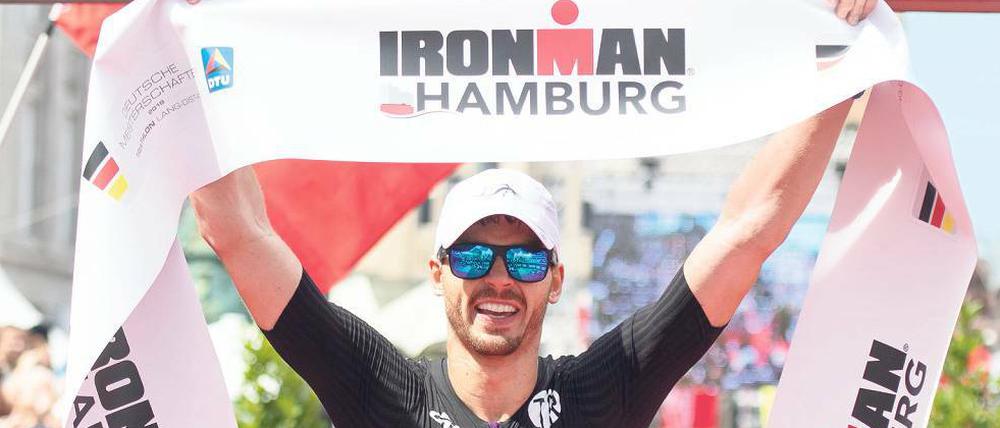 Im Ziel. Nach 7:26:56 Stunden hatte Franz Löschke seine erste Langdistanz absolviert. Der Hamburg-Ironman war jedoch letztlich ein Duathlon, weil das Schwimmen wegen hoher Blaualgenbelastung nicht stattfand – stattdessen rannten die Aktiven doppelt.