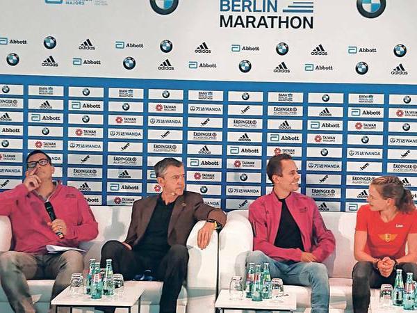 In angeregter Runde. Trainer Dieter Hogen (2.v.l.) mit seinen beiden Athleten Philipp Baar (2.v.r.) und Lisa Hahner gehören zu dem neuen ehrgeizigen Laufprojekt.