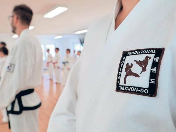 Unterschiede. Während beim Potsdamer Taekwon-Do Verein ausschließlich die traditionelle Variante trainiert wird, bietet der USV Potsdam auch die in Abgrenzung dazu stehende olympische Variante an. 