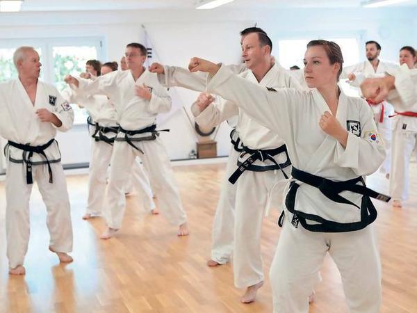 Choreografiert. Taekwondo wird häufig in Gruppen nach bestimmten Bewegungsabfolgen trainiert.