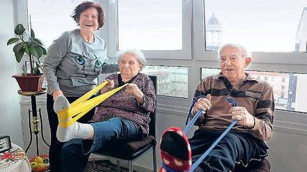 Hilfe daheim. Seit 2015 unterstützen auch in Potsdam sogenannte Gesundheitsbuddys ältere Menschen mit Bewegungstraining im häuslichen Umfeld.
