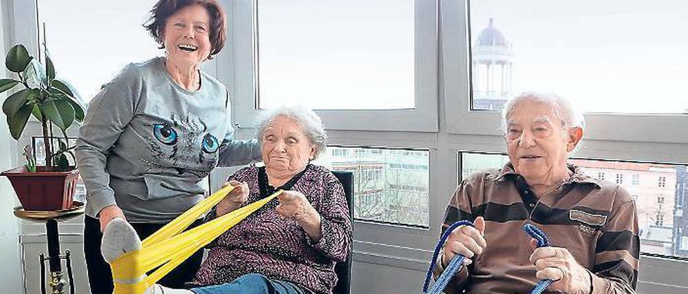 Hilfe daheim. Seit 2015 unterstützen auch in Potsdam sogenannte Gesundheitsbuddys ältere Menschen mit Bewegungstraining im häuslichen Umfeld.