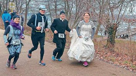 Seit 23 Jahren sind die Michendorfer Antje und Christian ein Paar - den Silvesterlauf absolvierten sie in ihrem originalen Hochzeits-Outfit.