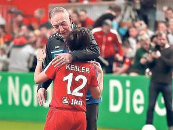 Trainerikone Bernd Schröder umarmt die einstige Weltfußballerin Nadine Keßler. 