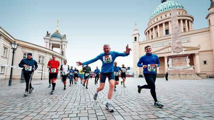 Laufend unterwegs. Rund 1800 Teilnehmer waren in diesem Jahr beim rbb-Drittelmarathon auf den Straßen Potsdams unterwegs.