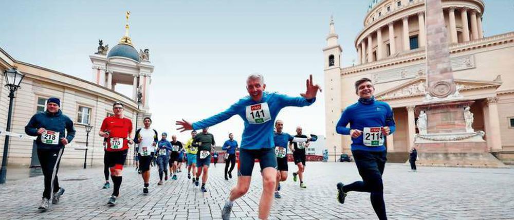 Laufend unterwegs. Rund 1800 Teilnehmer waren in diesem Jahr beim rbb-Drittelmarathon auf den Straßen Potsdams unterwegs.
