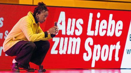 Jennifer Tuffour fotografiert für Handball-Drittligist VfL Potsdam. Auf der Werbebande bei einem Spiel steht ein Motto, das zu ihr passt.