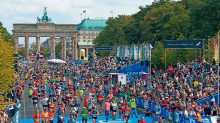Wenn es beim Berlin-Marathon durchs Brandenburger Tor geht, ist das Ziel fast erreicht.