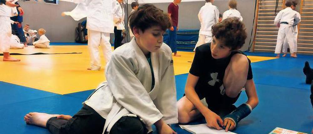Erst lesen, dann Judo-Abc. Seit fünf Jahren helfen Trainer und Vereinsmitglieder des UJKC den Flüchtlingskindern in ihren Reihen beim Lernen.