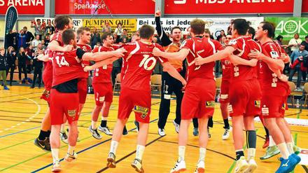 Potsdams Handballer feierten ihren Auswärtserfolg im gegnerischen Revier mit den rund 100 mitgereisten und lautstarken Fans.
