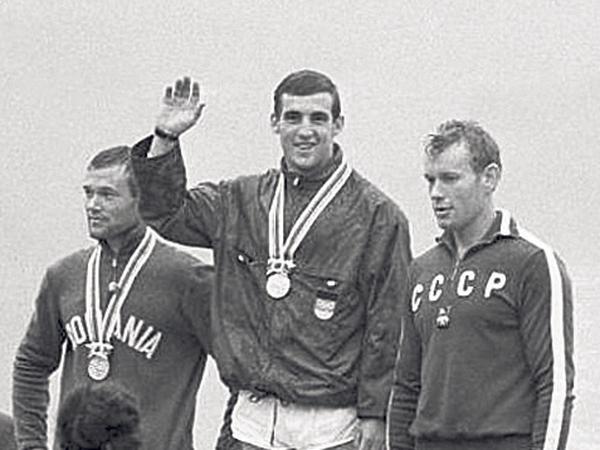 Ganz oben angekommen: Jürgen Eschert bei der Siegerehrung nach seiner Goldfahrt 1964 in Tokio.